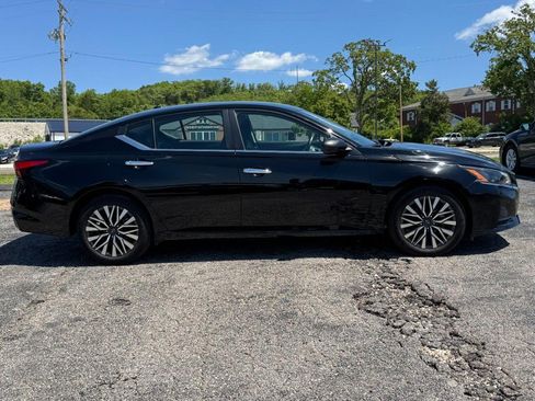 Used 2024 Nissan Altima 2.5 SV FWD image 2