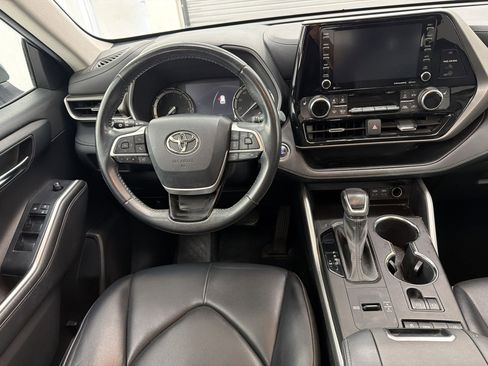 Used 2022 Toyota Highlander XLE FWD image 26