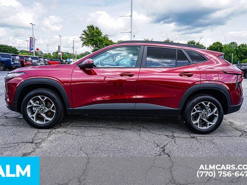 Used 2025 Chevrolet Trax LT w/ LT Convenience Package FWD image 10