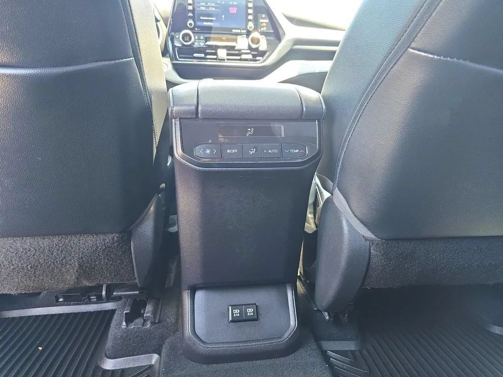 Used 2021 Toyota Highlander XSE AWD/4WD image 16