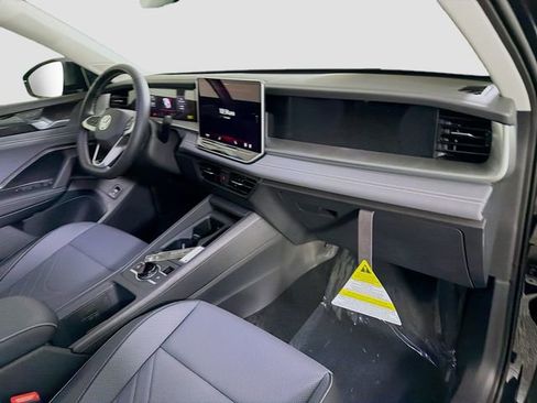 New 2026 Volkswagen Tiguan SE FWD image 28