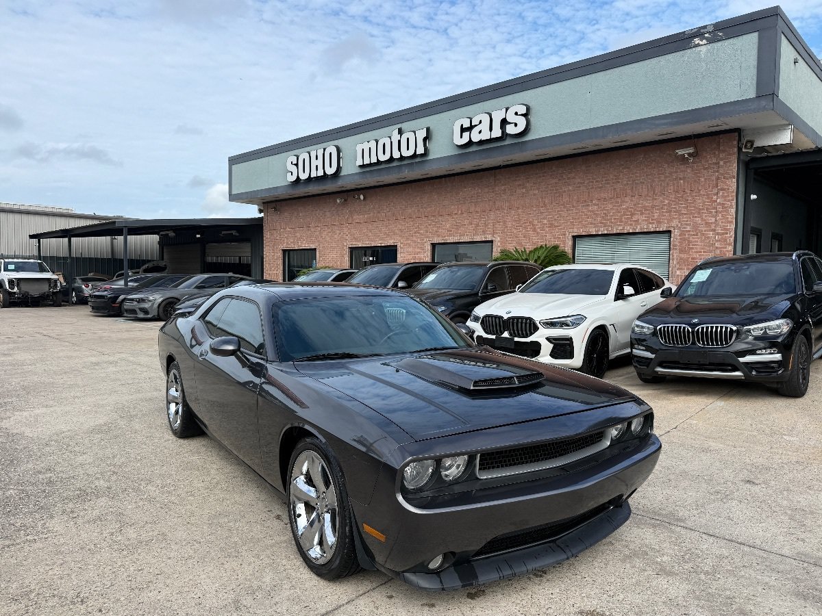 Used 2014 Dodge Challenger R/T RWD image 2