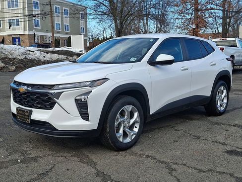 Used 2024 Chevrolet Trax LS w/ LS Convenience Package image 4