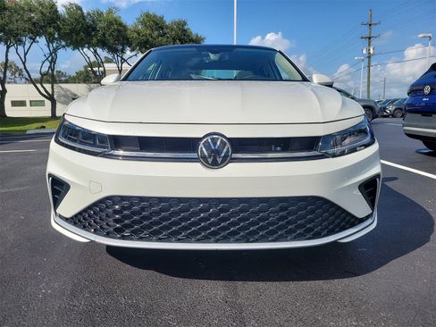 Certified 2025 Volkswagen Jetta SE image 3