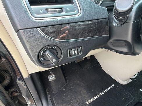 Used 2016 Chrysler Town & Country Touring w/ Driver Convenience Group FWD image 22