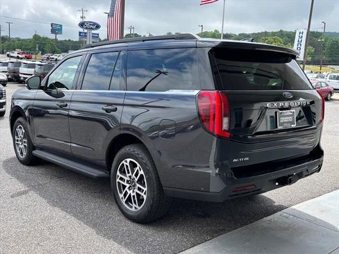 Used 2025 Ford Expedition Active AWD/4WD image 2