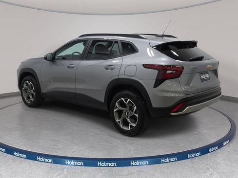 Used 2025 Chevrolet Trax LT FWD image 8