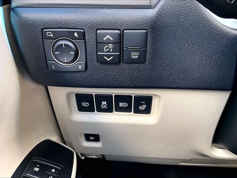 Used 2022 Lexus GX 460 Premium w/ Premium Package image 32