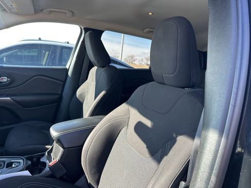 Used 2019 Jeep Cherokee Latitude w/ Cold Weather Group image 12