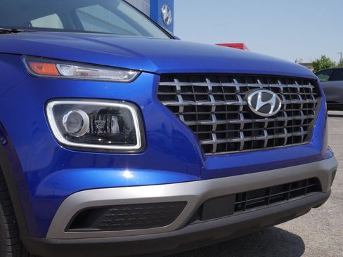 Used 2025 Hyundai Venue Limited FWD image 3