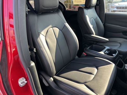 New 2026 Chrysler Pacifica Select image 56