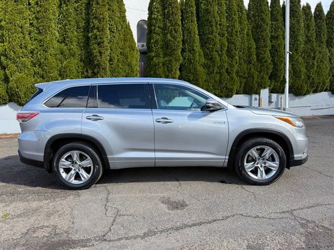 Used 2014 Toyota Highlander Limited w/ Driver Technology Package image 11
