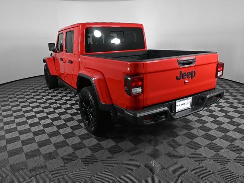 Used 2025 Jeep Gladiator Sport image 3