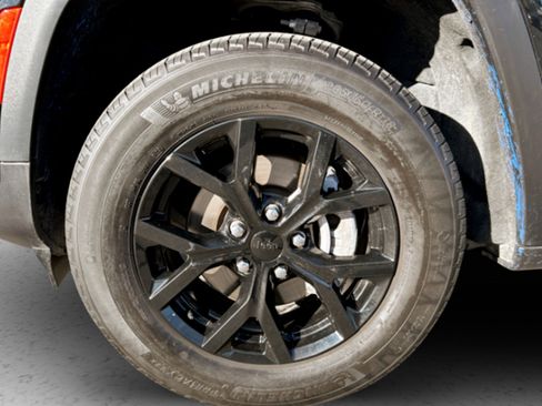 Used 2024 Jeep Grand Cherokee Altitude image 9