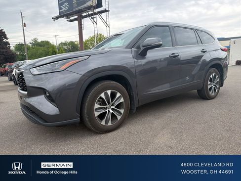 Used 2022 Toyota Highlander XLE AWD/4WD image 1