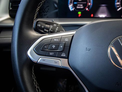 Certified 2025 Volkswagen Tiguan SE image 38