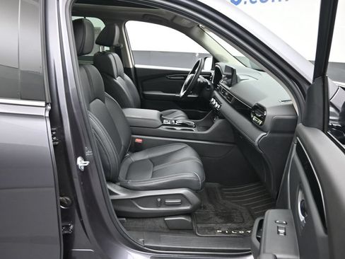 Used 2025 Honda Pilot Touring image 9