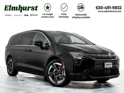 New 2027 Chrysler Pacifica Limited w/ Family Tech Group