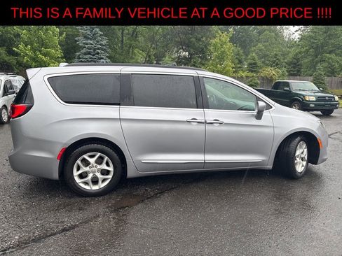 Used 2017 Chrysler Pacifica Touring-L w/ Tire & Wheel Group FWD image 5