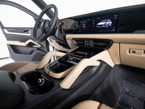 New 2026 Porsche Cayenne image 25