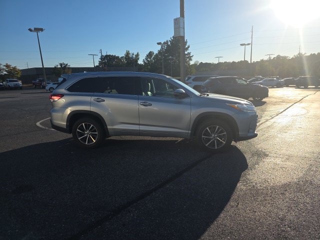 Used 2018 Toyota Highlander XLE FWD image 2