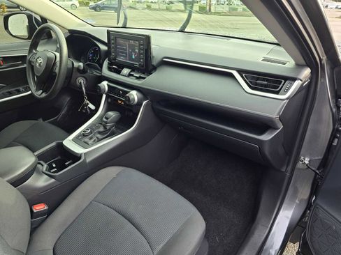 Used 2022 Toyota RAV4 LE image 12