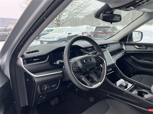 Used 2023 Jeep Grand Cherokee Laredo image 10