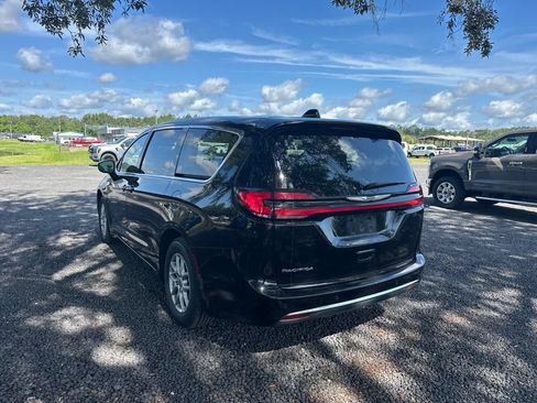 Used 2024 Chrysler Pacifica Touring-L FWD image 3