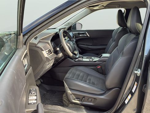 Used 2025 Mitsubishi Outlander SE FWD image 13