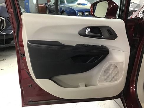 Used 2020 Chrysler Pacifica Touring-L Plus w/ Advanced Safetytec Group image 10