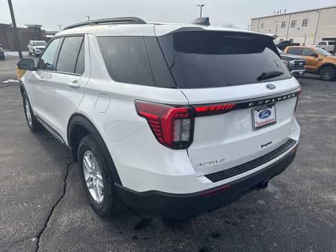 Used 2025 Ford Explorer Active image 3