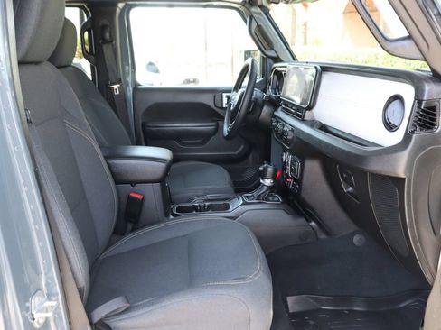 Used 2025 Jeep Gladiator Mojave AWD/4WD image 39
