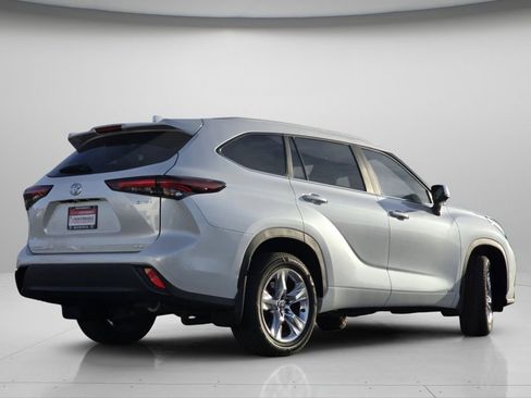 Used 2025 Toyota Highlander XLE image 22