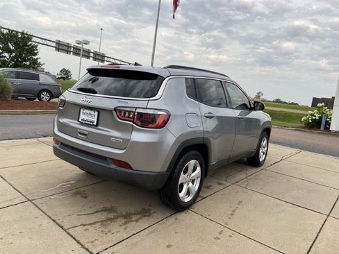 Used 2019 Jeep Compass Latitude FWD image 9