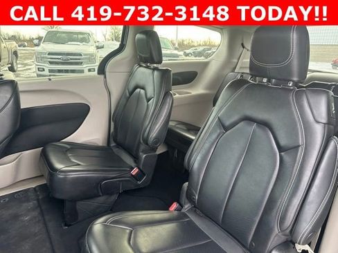 Used 2023 Chrysler Pacifica Touring-L image 9