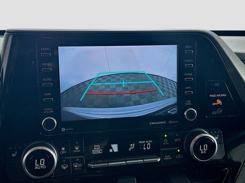 Used 2020 Toyota Highlander XLE FWD image 22
