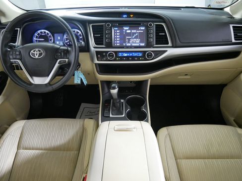Used 2016 Toyota Highlander Plus AWD/4WD image 10