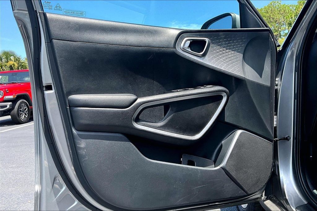 Used 2025 Kia Soul LX w/ LX Technology Package FWD image 20