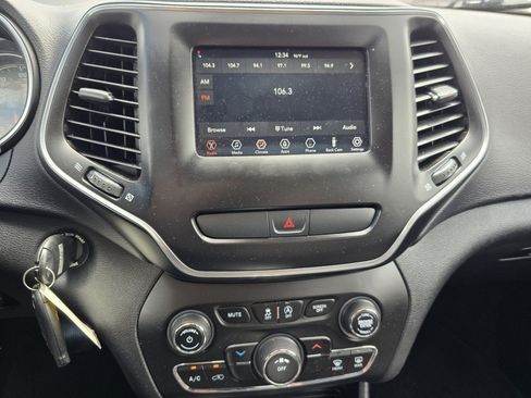 Used 2019 Jeep Cherokee Latitude w/ Popular Appearance Group AWD/4WD image 4