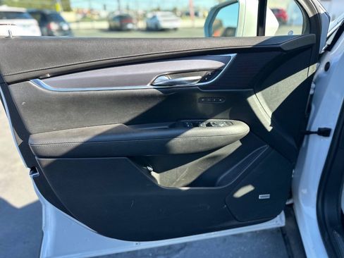 Used 2017 Cadillac XT5 Luxury w/ Driver Awareness Package FWD image 8