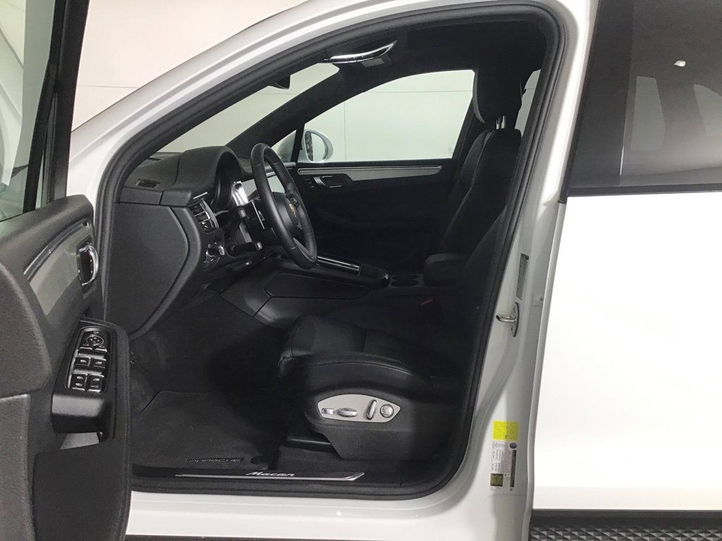 Certified 2026 Porsche Macan AWD/4WD image 5
