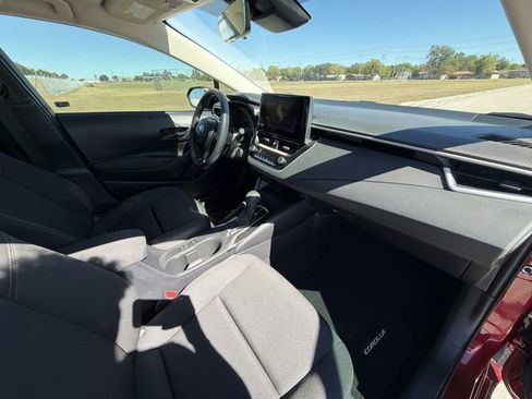 Used 2025 Toyota Corolla LE image 27