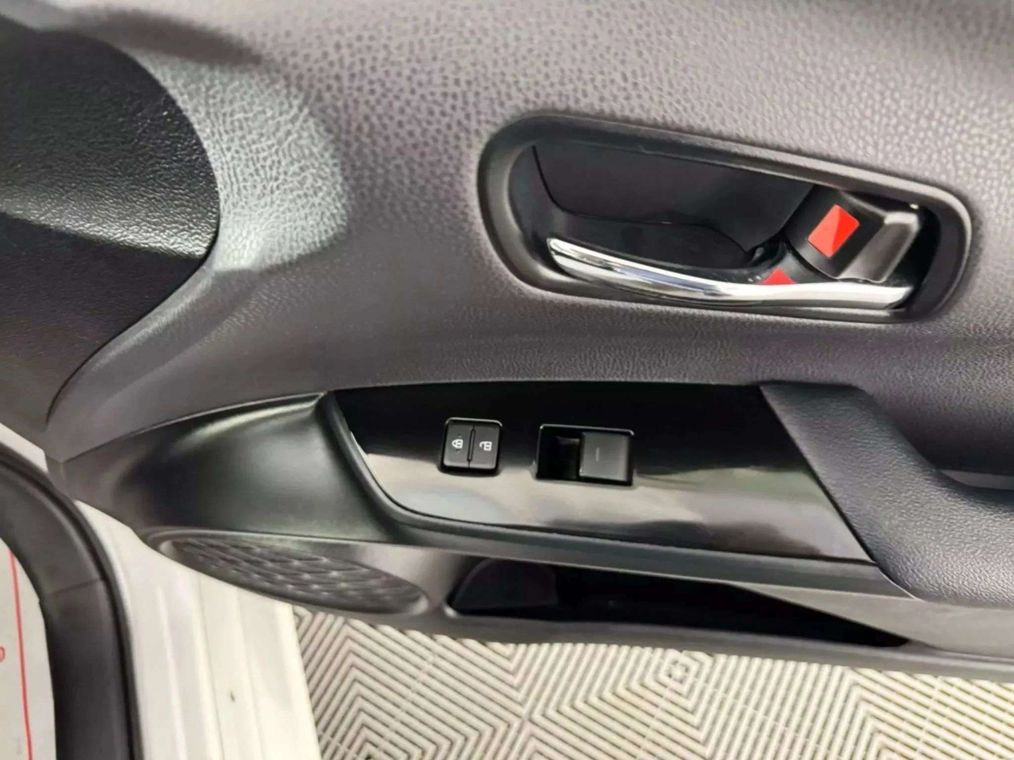 Used 2022 Toyota Prius LE FWD image 39
