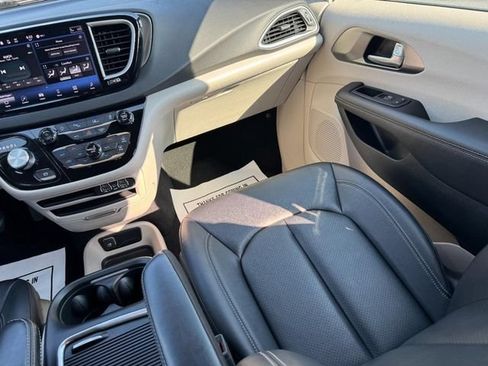 Used 2024 Chrysler Pacifica Touring-L FWD image 16