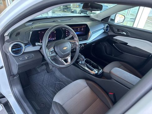Used 2025 Chevrolet Trax LT w/ Driver Confidence Package FWD image 19