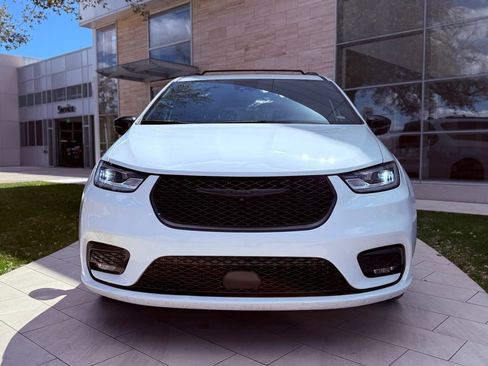 Used 2025 Chrysler Pacifica Limited FWD image 3