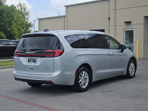 Used 2023 Chrysler Pacifica Touring-L FWD image 4