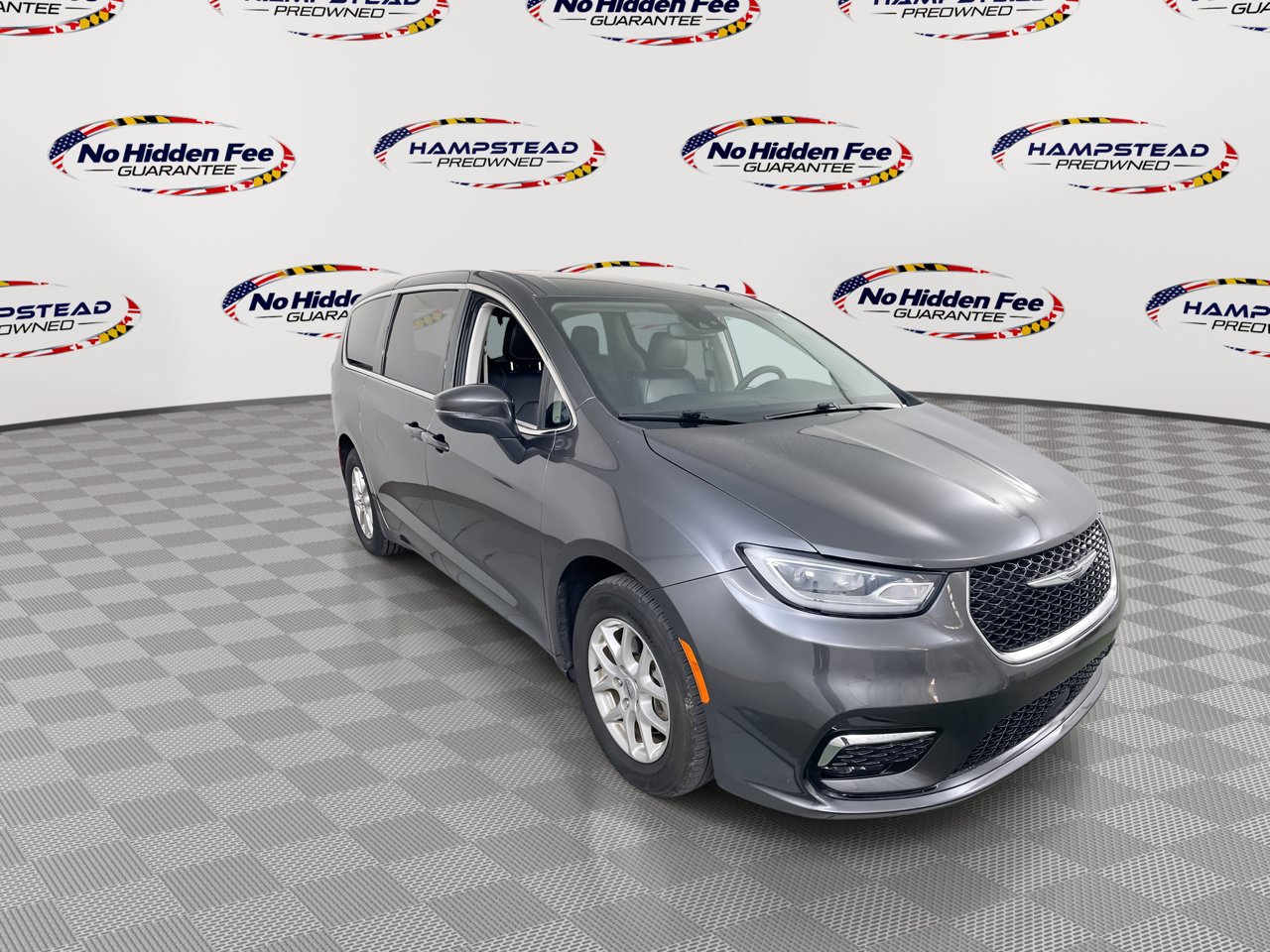Used 2023 Chrysler Pacifica Touring-L FWD image 3