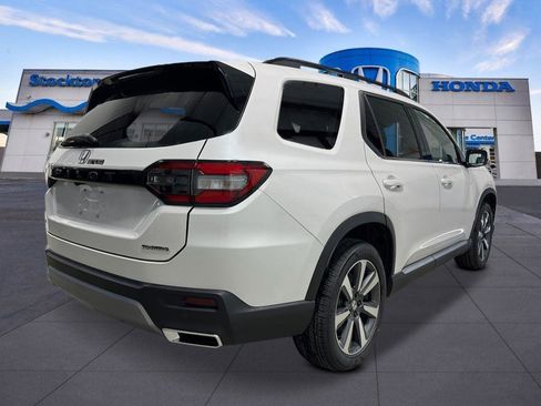New 2025 Honda Pilot Touring image 5