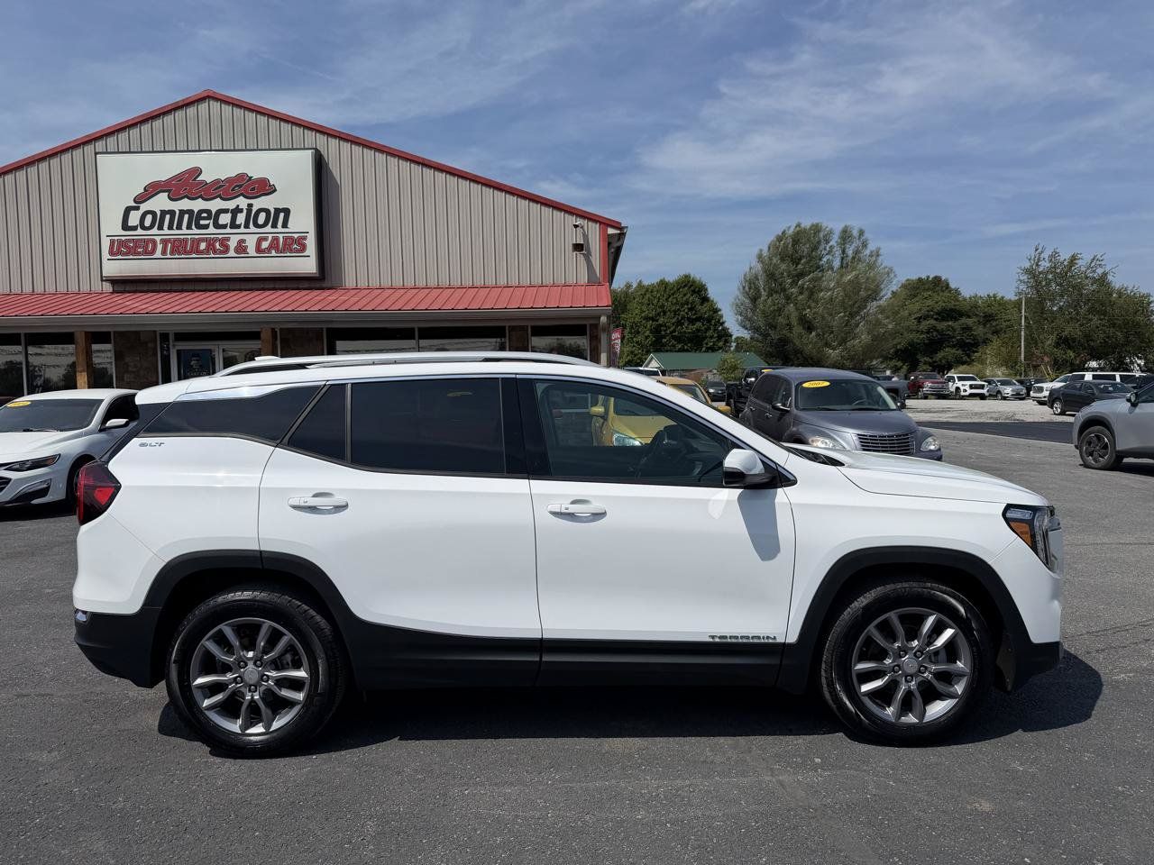 Used 2024 GMC Terrain SLT w/ Tech Package AWD/4WD image 3
